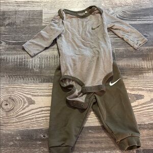 Nike Kids Bodysuit and Pants Set - Green and White